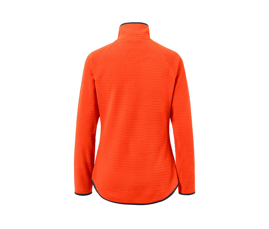 Pohľad zozadu na flaušovú mikinu.