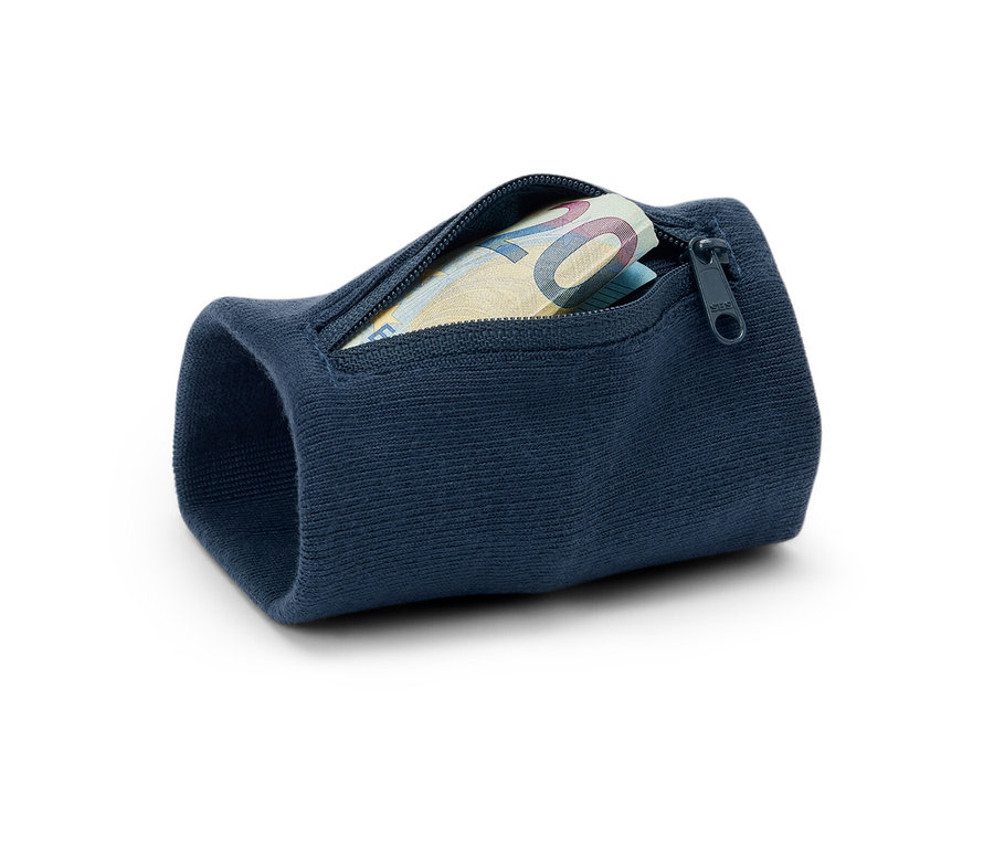 Detail modrej bezpečnostnej peňaženky na zápästie s dvadsaťeurovou bankovkou. Peňaženka leží na bielom pozadí.