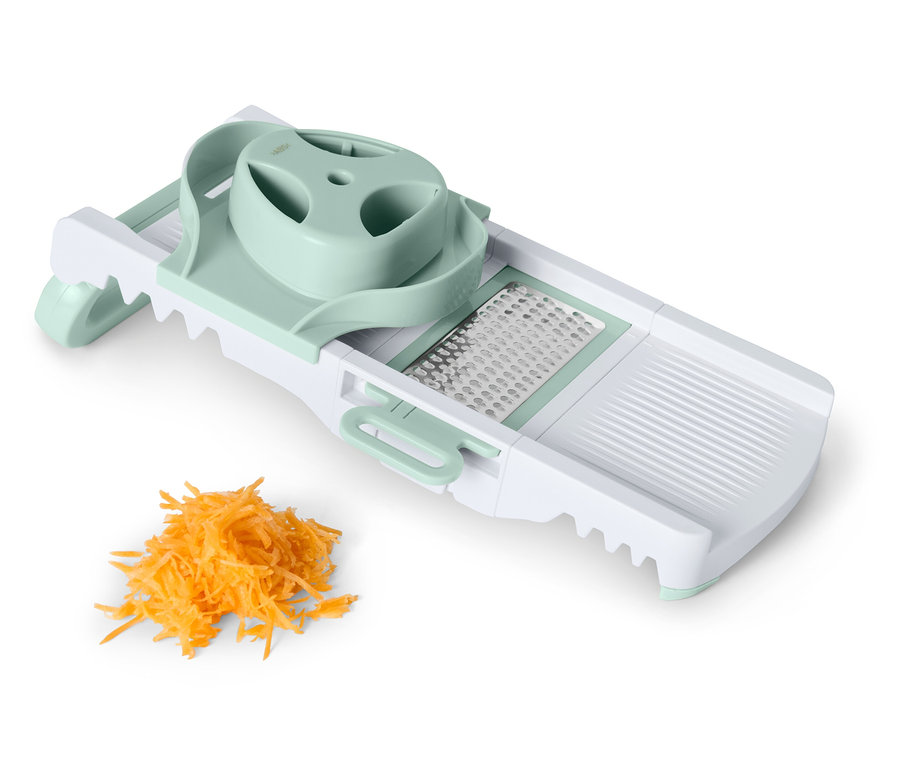 Strúhadlo na zeleninu s kopou nastrúhanej mrkvy.
