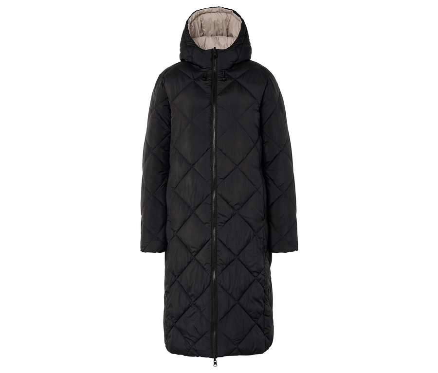 Čierny prešívaný kabát s kapucňou.