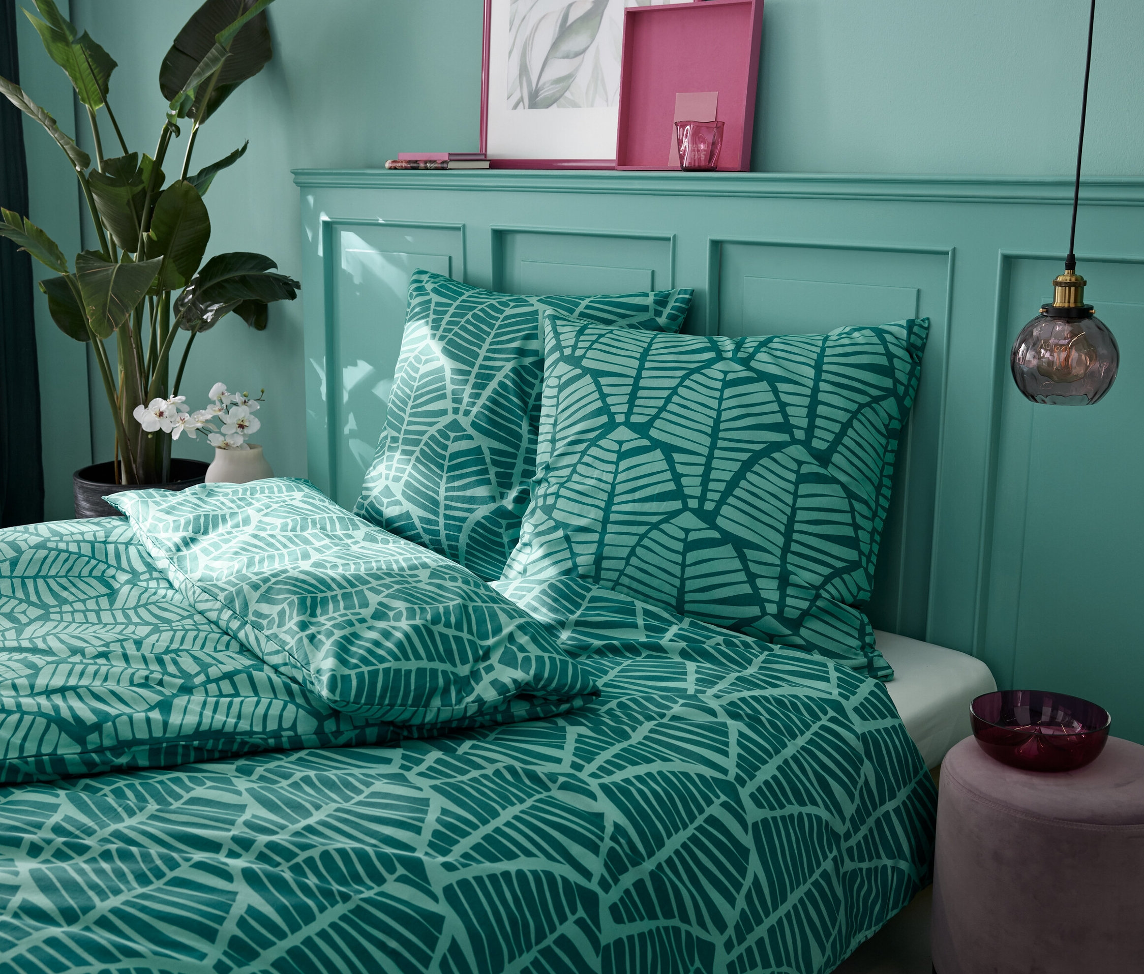 Zelená posteľná bielizeň z renforcé štandardnej a nadmernej veľkosti s potlačou listov na posteli.