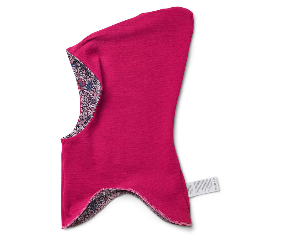 Ružová kukla s kvetinovou podšívkou leží na bielom pozadí.