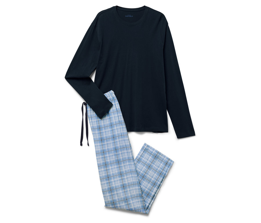 Tmavomodré pyžamo s dlhým rukávom a modré kockované pyžamové nohavice ležia na bielom pozadí.