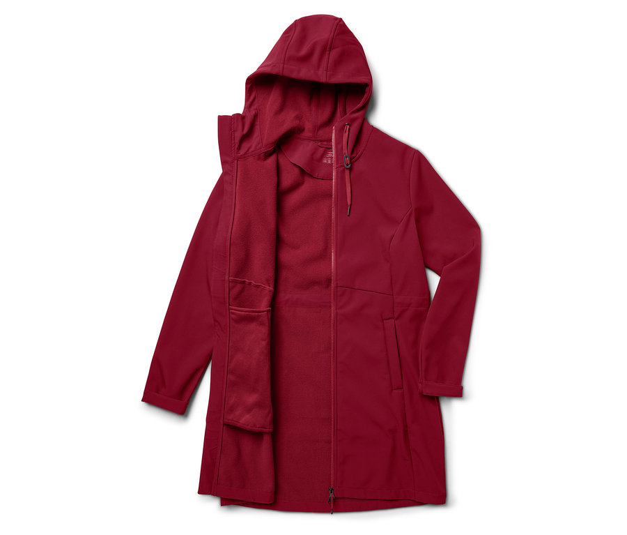 Červený kabát s kapucňou a zipsom.