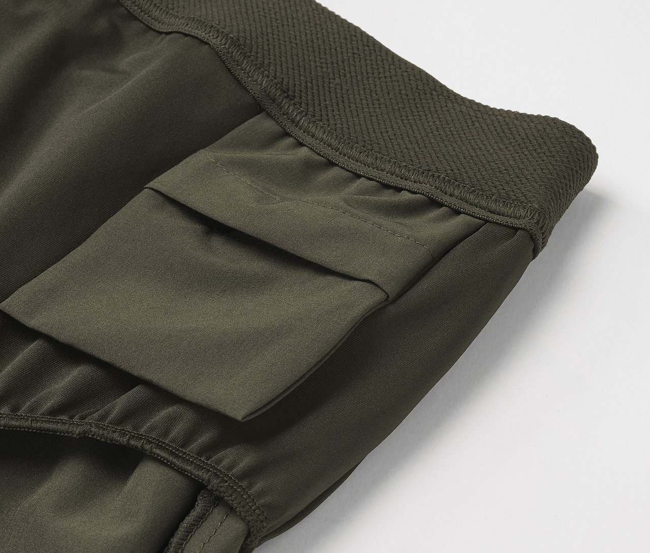 Detail olivovozelených cargo nohavíc s vreckom.