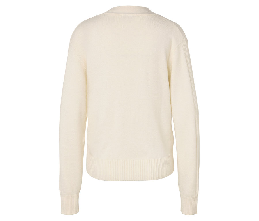 Pohľad zozadu na krémový sveter s dlhým rukávom.