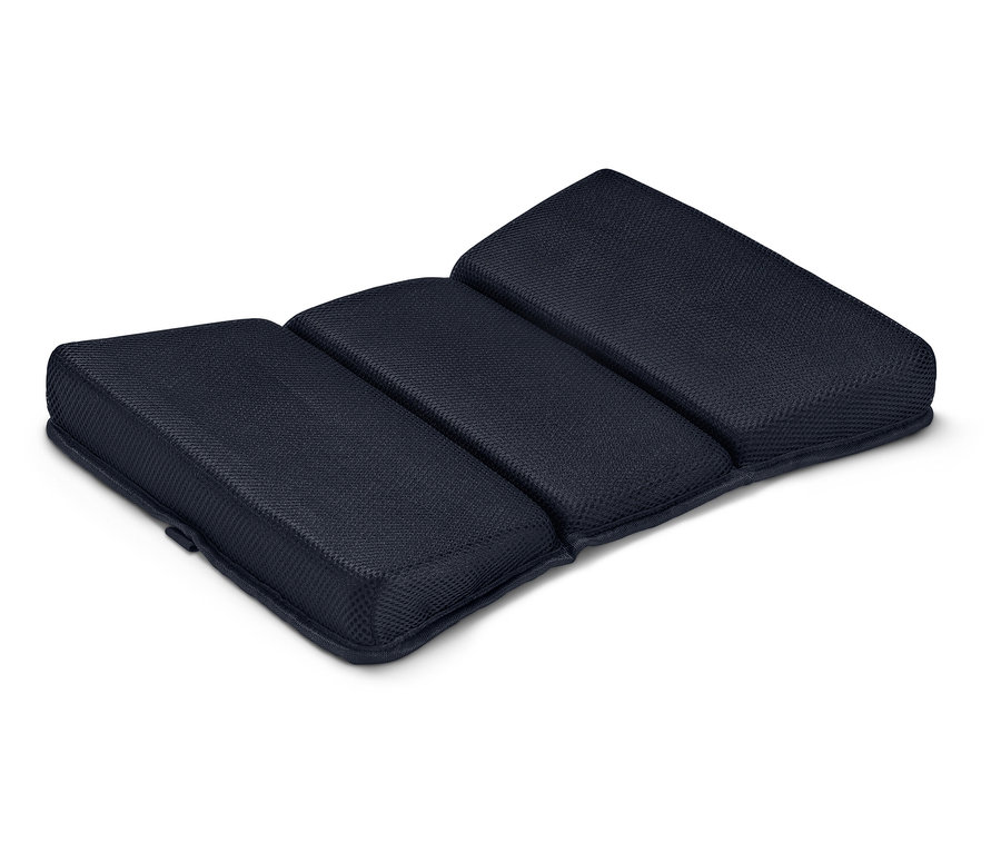 Tmavo modrá podložka s tromi spojenými vankúšikmi na svetlom pozadí.