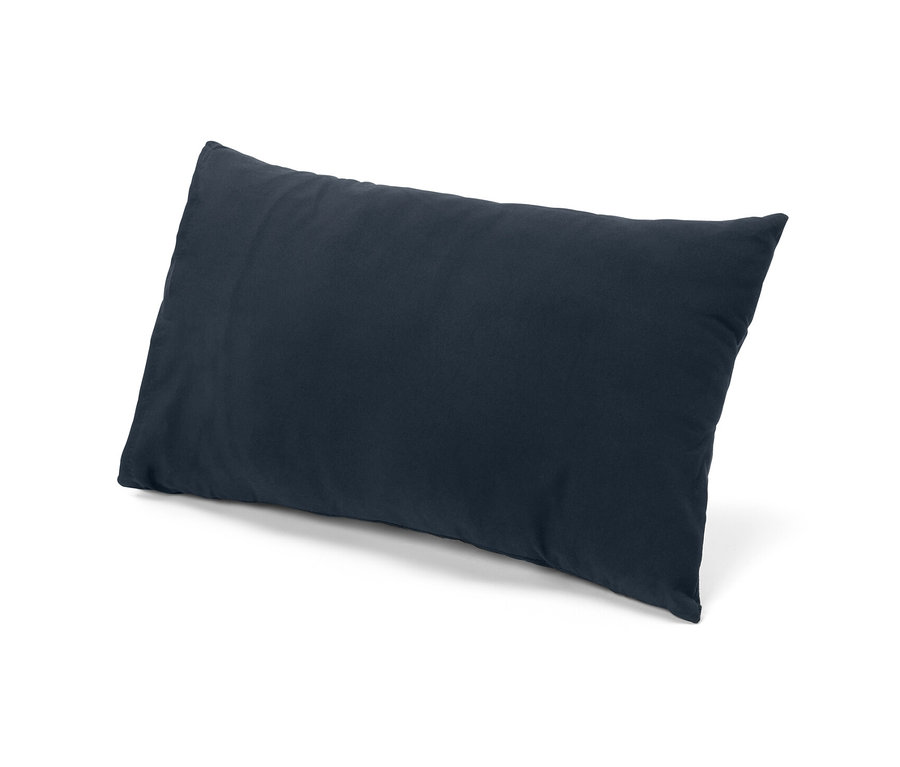 Tmavo modrý kempingový vankúš leží na bielom pozadí.