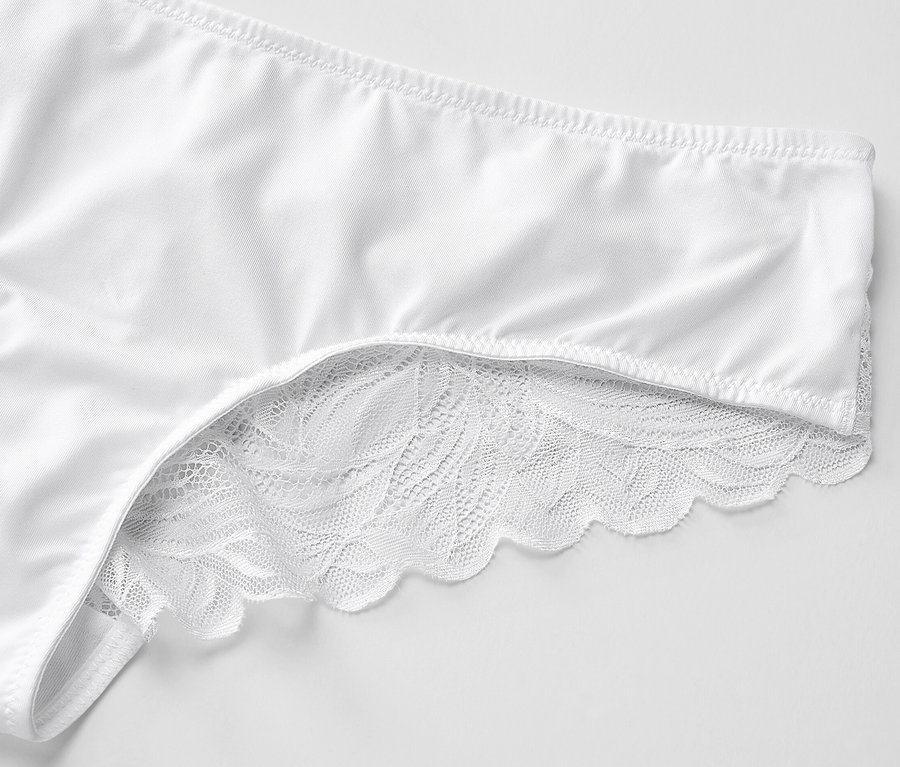 Detail bielych brazílskych nohavičiek s čipkou.