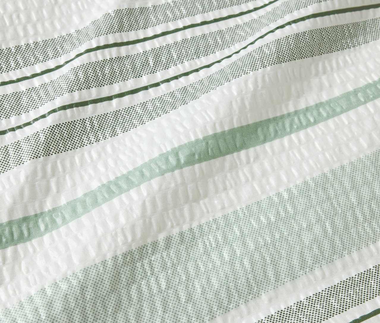 Detail krepových obliečok z mikrovlákna štandardnej veľkosti s bielymi a zelenými pruhmi.