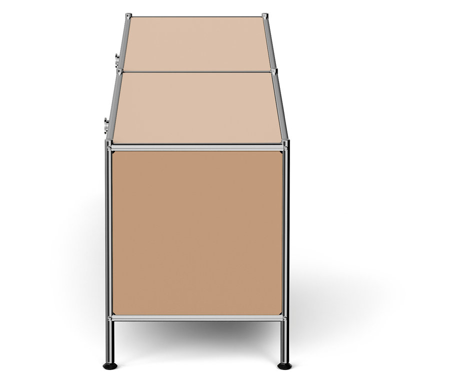 Béžová skrinka s dvomi policami a chrómovaným rámom na bielom pozadí.