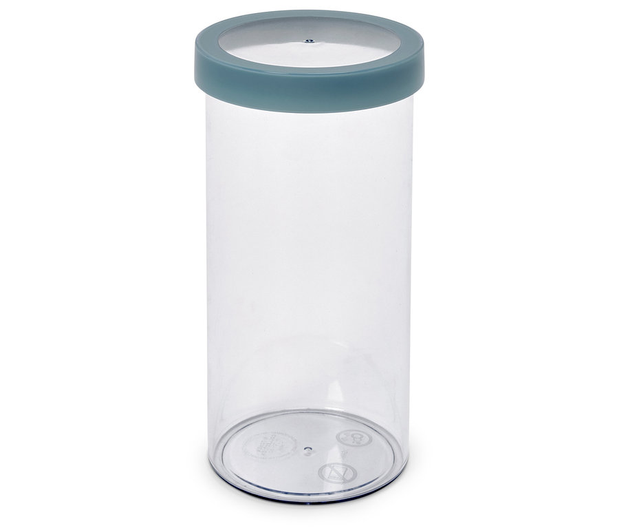 Prázdna priehľadná plastová nádoba s modrošedým vekom.