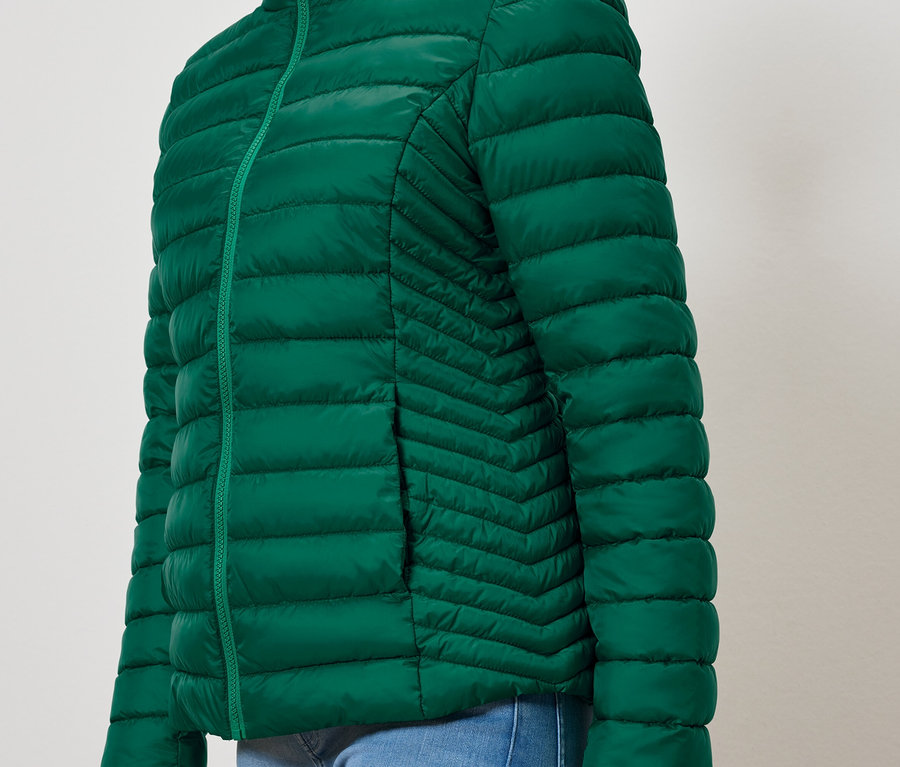 Zelená prešívaná bunda s vreckom.