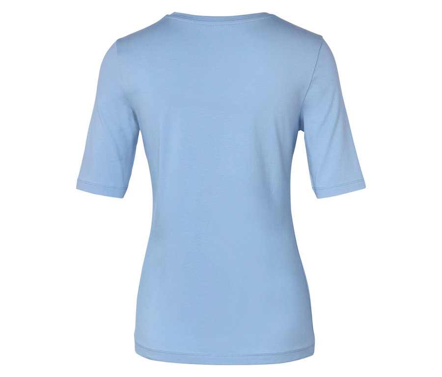 Pohľad zozadu na svetlomodré tričko s krátkym rukávom.