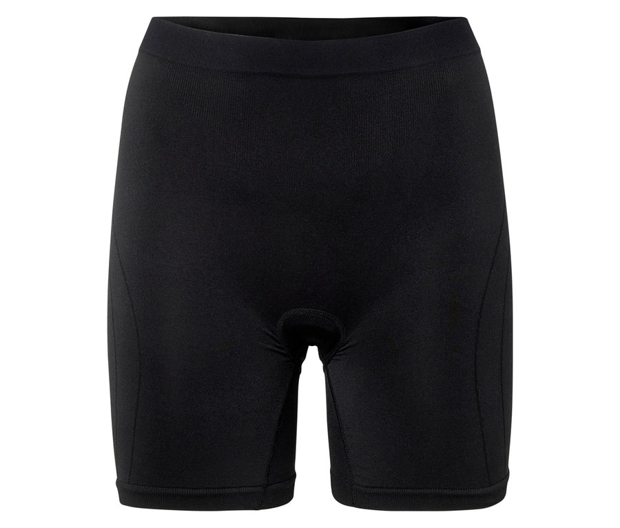 Detail čiernych cyklistických šortiek na bielom pozadí.