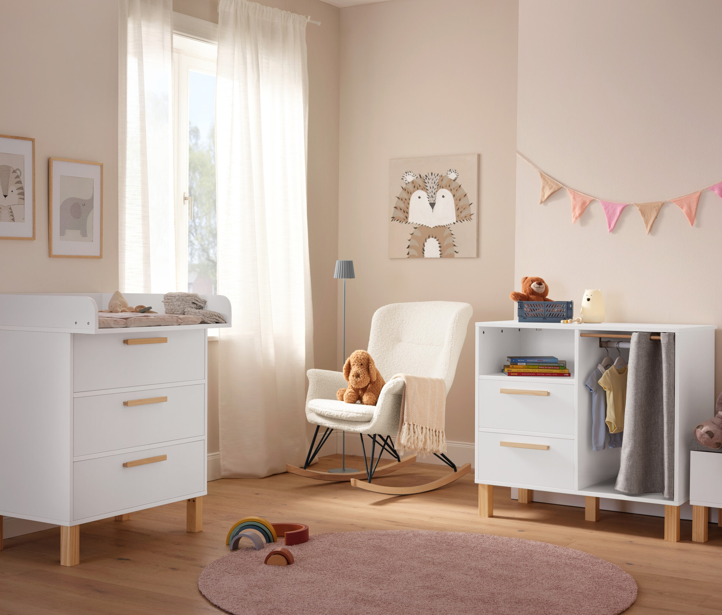 Detská izba s hojdacím kreslom s látkou z buklé a šalviovou LED akumulátorovou stojacou lampou do exteriéru.