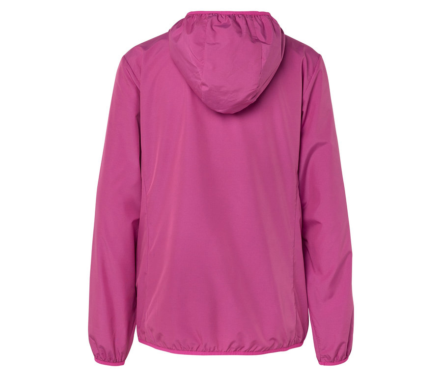 Pohľad zozadu na ružovú bundu s kapucňou.