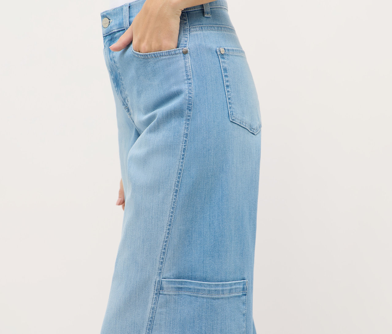 Detailný záber osoby, ktorá má na sebe Angels Denim »Liva« Cargo Wide Leg džínsy a ruku vo vrecku.