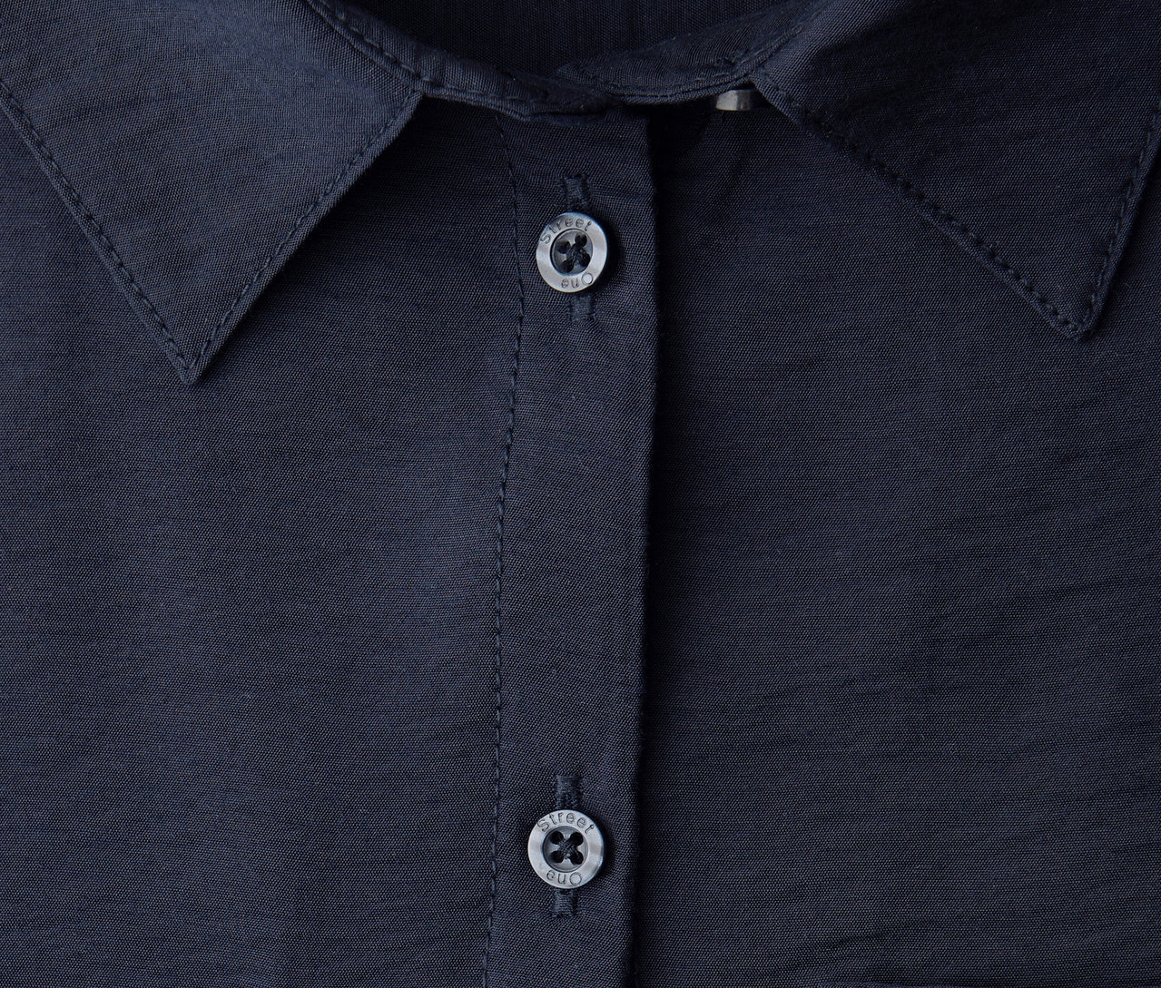 Detail košeľovej blúzky Street One s golierom a gombíkmi.