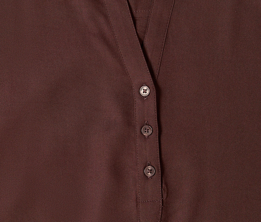 Detail hnedé tunikovej blúzky CECIL s véčkovým výstrihom a tromi gombíkmi.