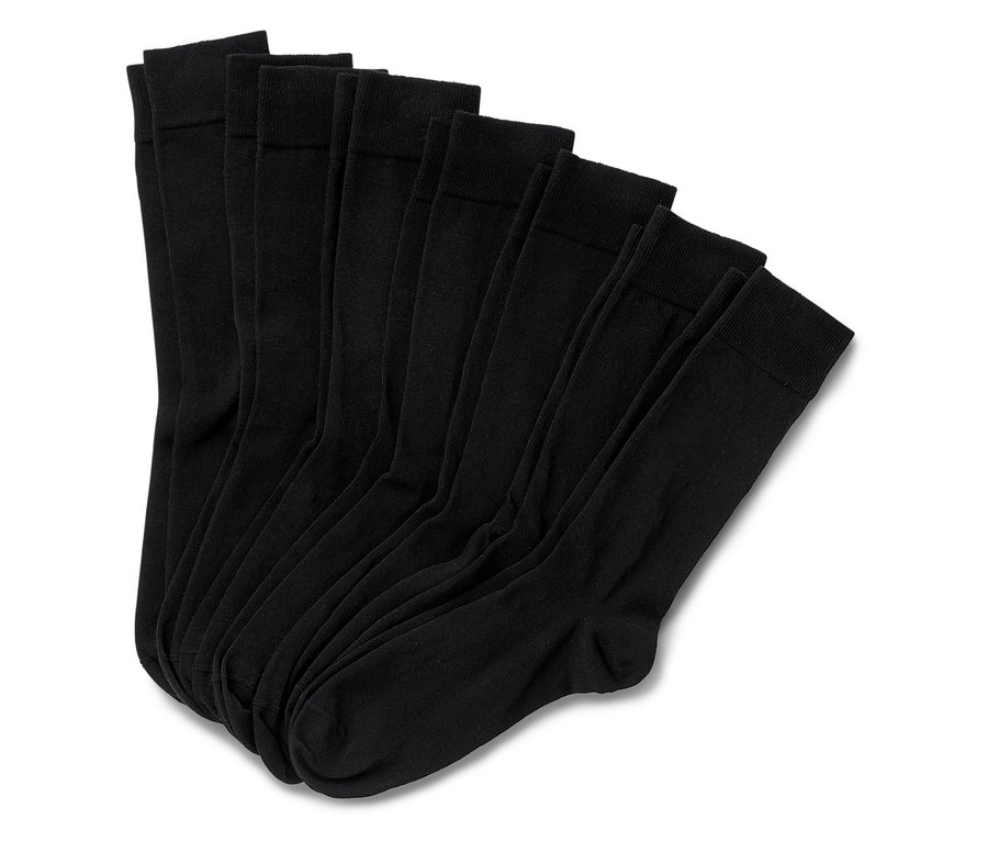 Niekoľko čiernych ponožiek naskladaných na sebe.