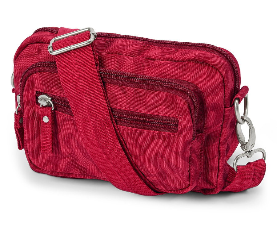 Červená bezpečnostná taška na rameno a ľadvinka so zipsami a nastaviteľným popruhom leží na bielom pozadí.