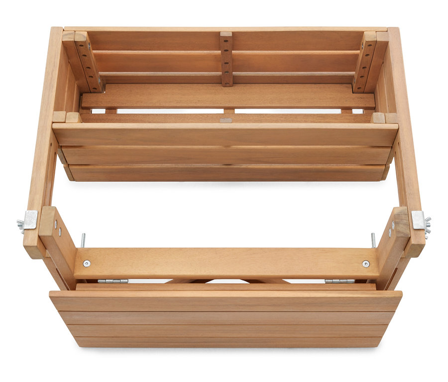 Pohľad zhora na skladaciu drevenú stoličku.