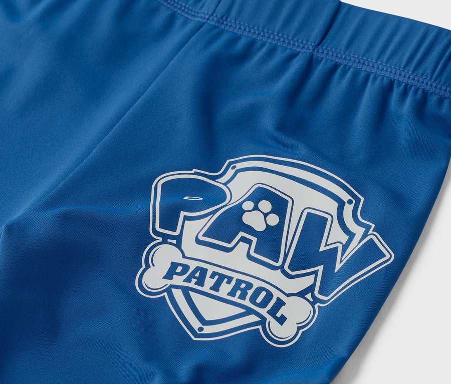 Detailný záber na modré legíny s logom Paw Patrol.