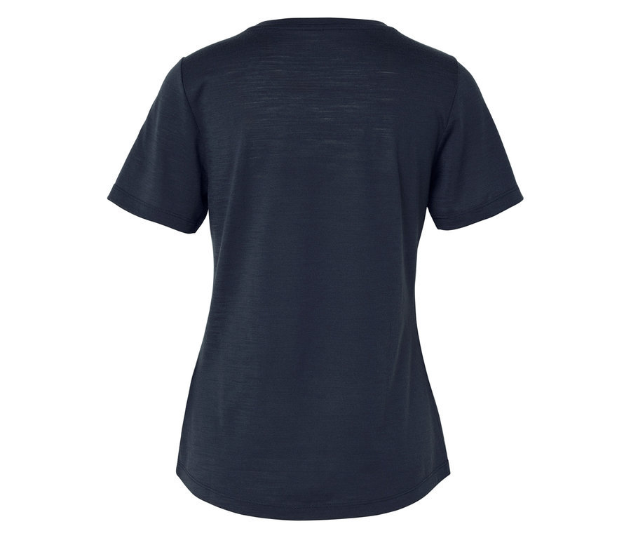 Detailný záber na tmavomodré tričko zozadu.