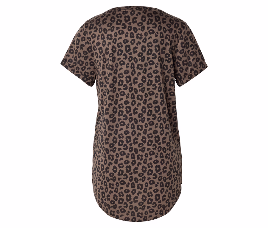 Pohľad zozadu na hnedé tričko s čiernym leopardím vzorom.