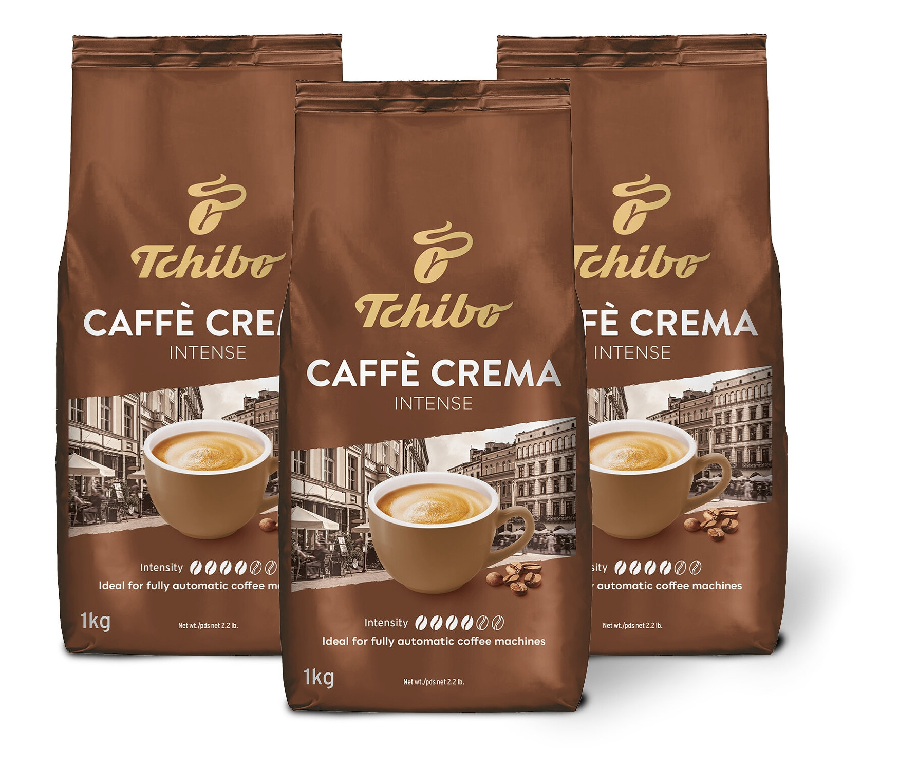 Tri hnedé balenia zrnkovej kávy Tchibo Caffè Crema Intense stoja vedľa seba.