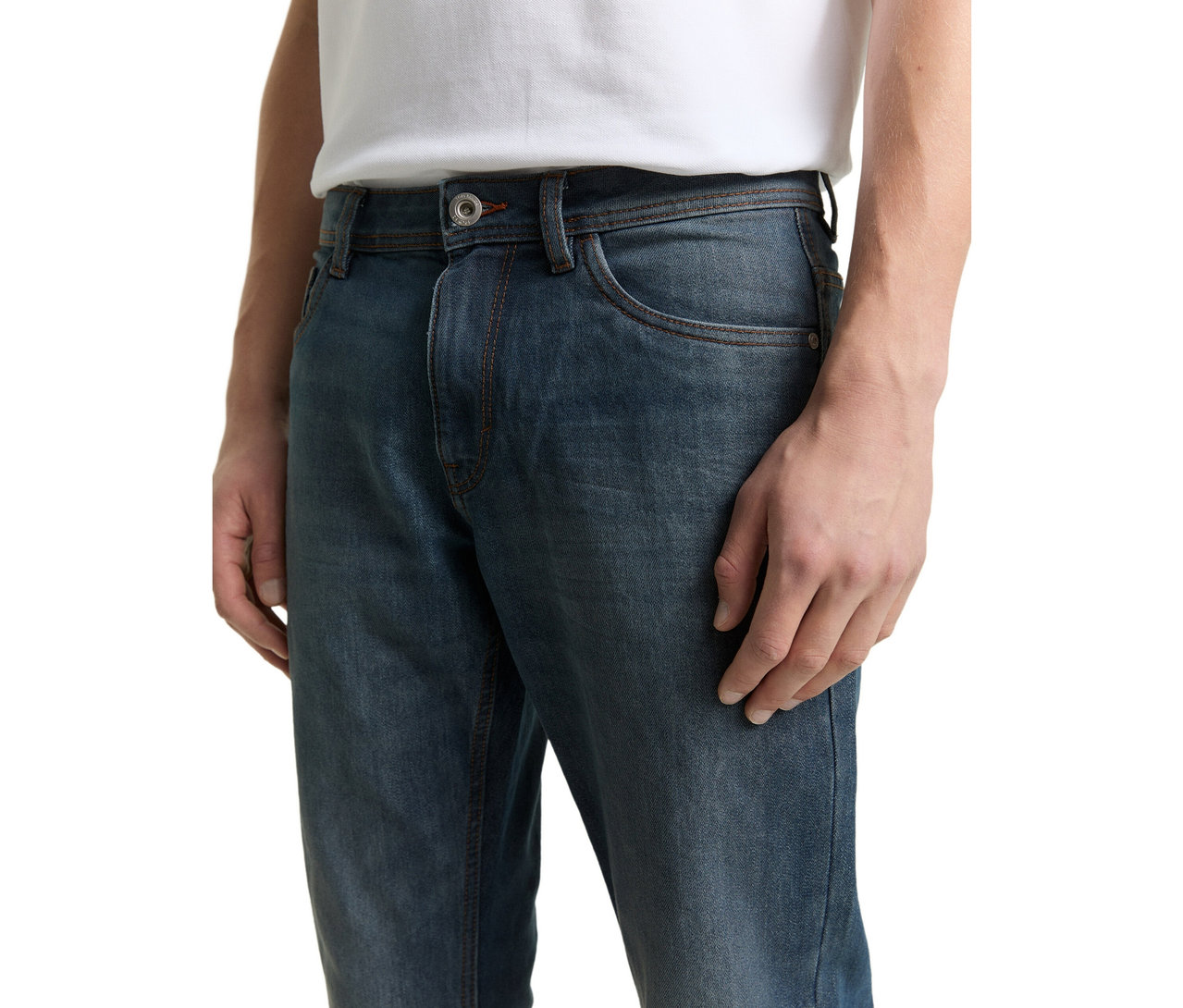 Detail osoby v džínsoch Tom Tailor TT MARVIN STRAIGHT s pružným materiálom, Mid Stone Blue Grey Denim a bielom tričku.