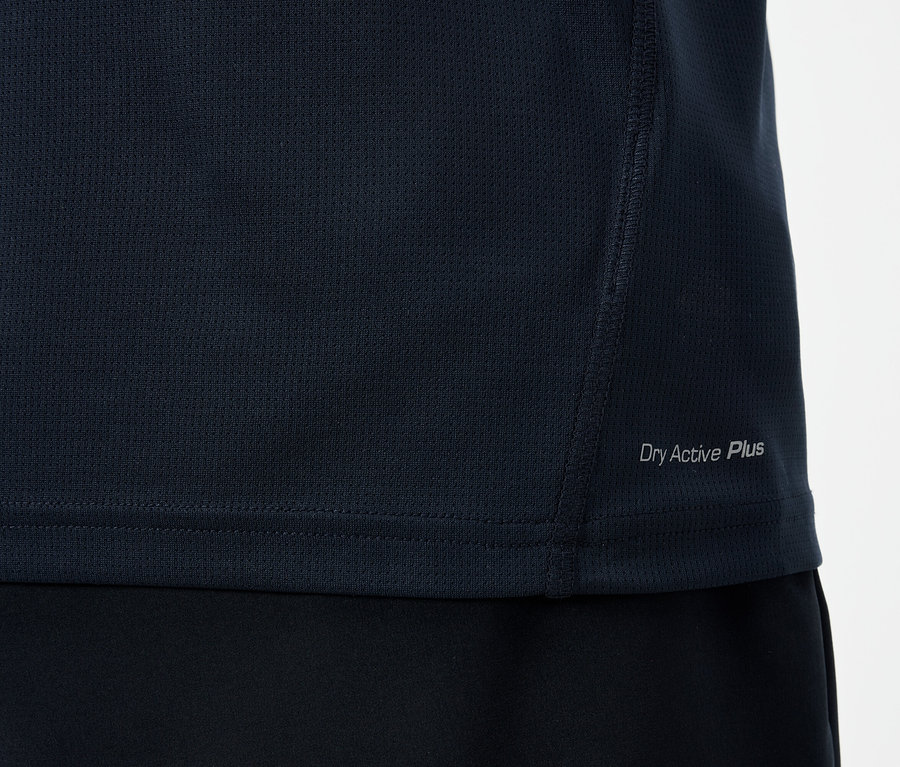 Detailný pohľad na námornícke modrý športový top Dry Active Plus.