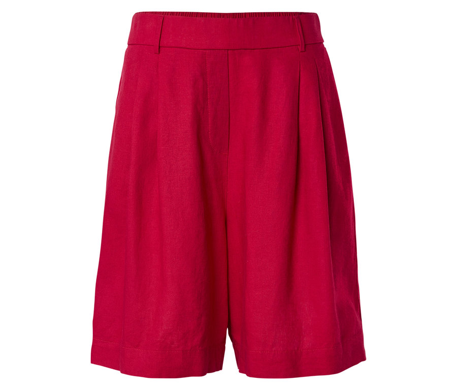 Detail červených šortiek so záhybmi na bielom pozadí.