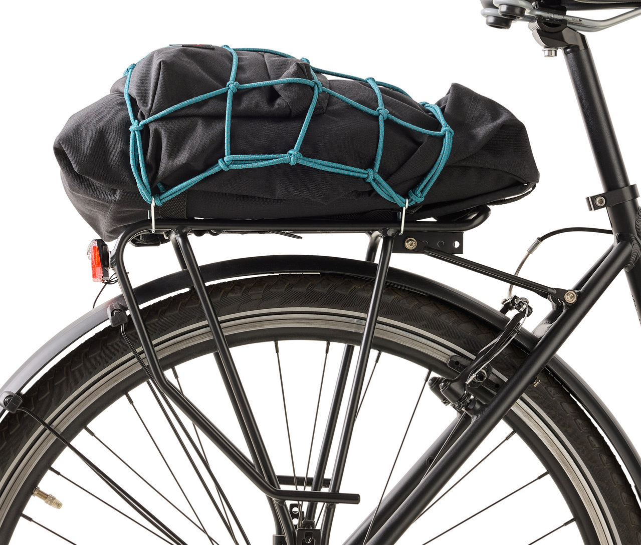 Čierna taška s modrou sieťou na nosiči bicykla.