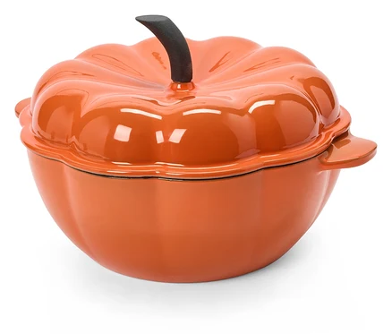 Oranžový hrniec s pokrievkou v tvare tekvice na bielom pozadí.