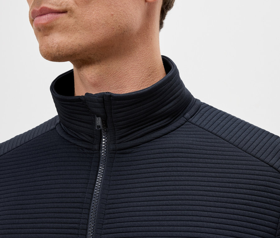 Detail muža v námorníckej modrej bundy na zips so stojačikom.