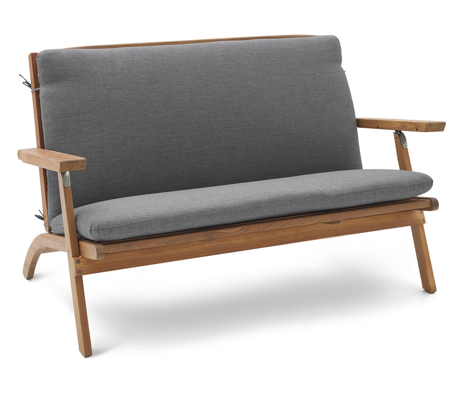 Dvojmiestna pohovka s dreveným rámom a sivými vankúšmi.