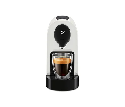 Biely kávovar Cafissimo pure+ so šálkou kávy.