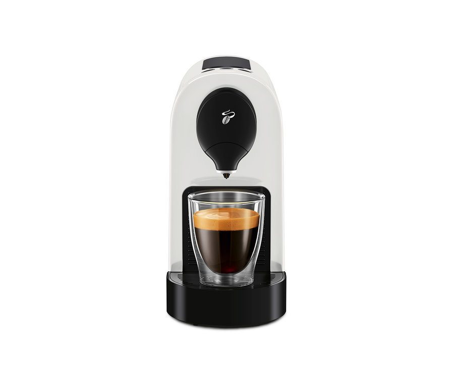 Biely kávovar Cafissimo pure+ so šálkou kávy.
