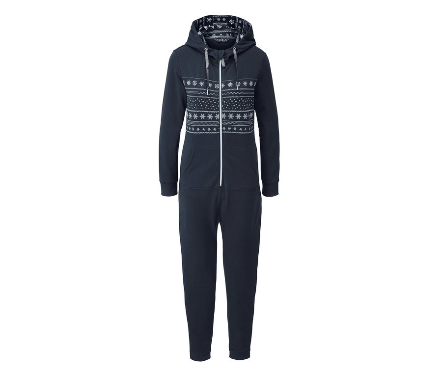 Tmavomodrý domáci overal s kapucňou a bielym vzorom snehových vločiek.