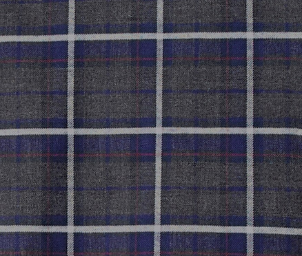 Detailný záber na kockovanú flanelovú košeľu.