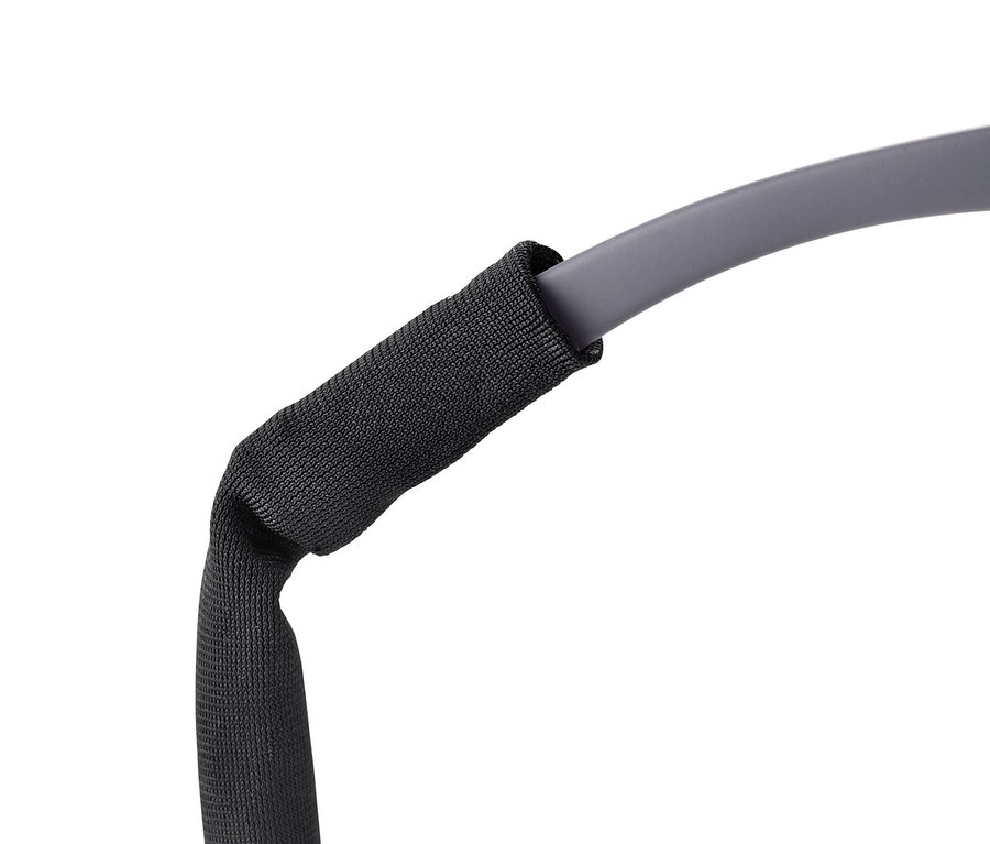 Detail sivých športových okuliarov s čiernou neoprénovou šnúrkou.