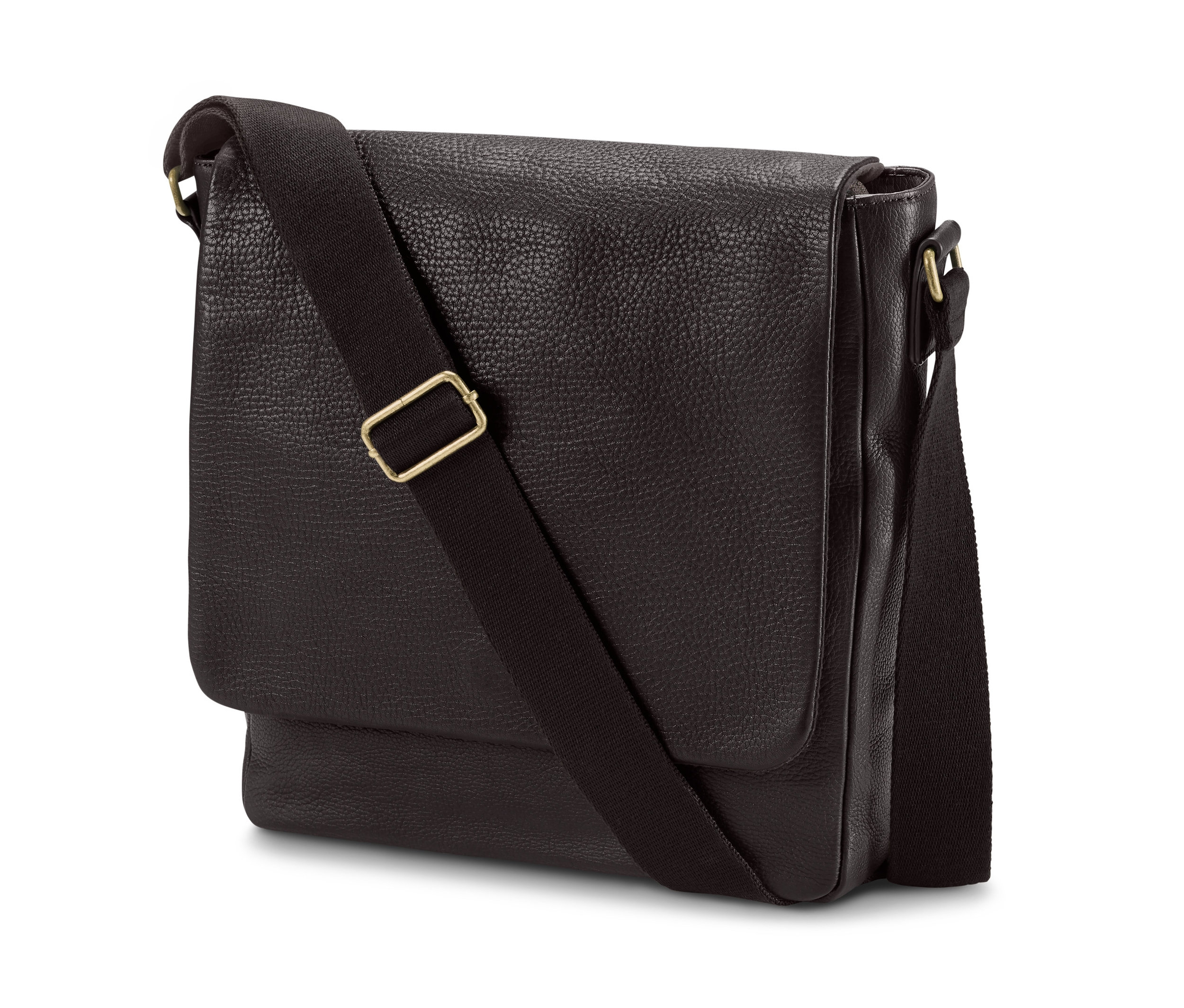 Detail hnedej koženej tašky cez plece s čiernym popruhom.