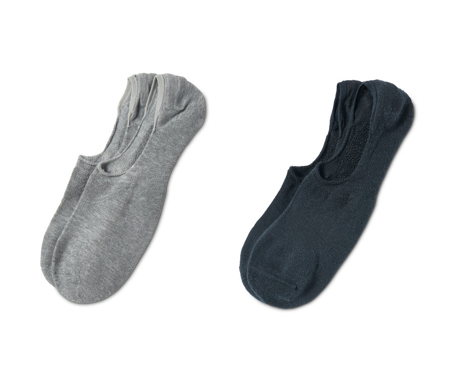 Dva páry športových ťapiek na bielom pozadí.