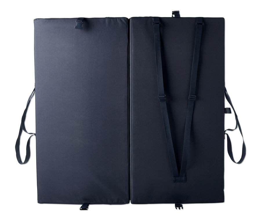 Rozložená skladacia nárazová podložka v tmavomodrej farbe.