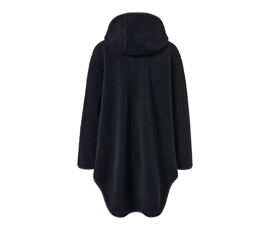 Detailný záber na zadnú stranu plyšového kabáta v oversize štýle.