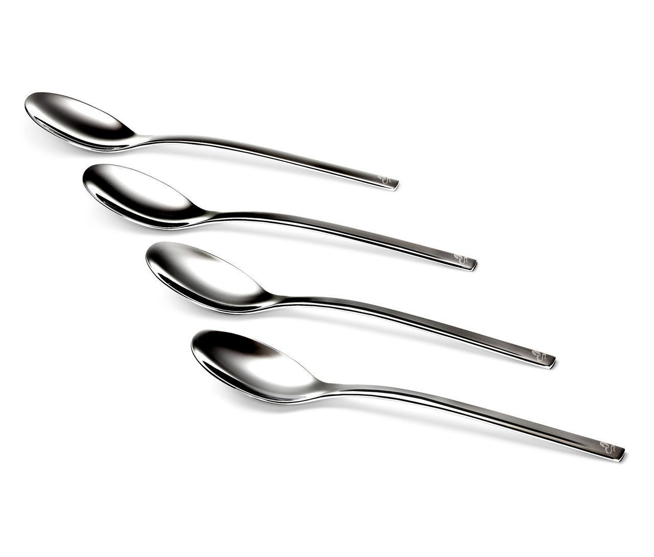 Štyri lyžičky na kávu, 4-dielna súprava, usporiadané diagonálne na bielom pozadí.