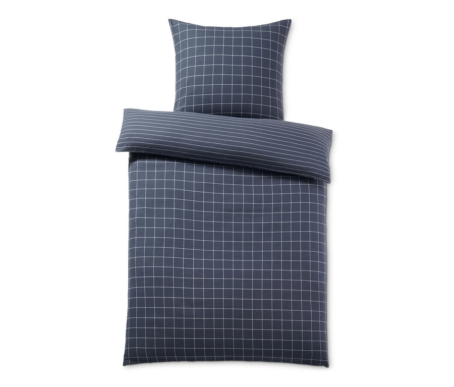 Modrá flanelová posteľná bielizeň s károvaným vzorom a pruhovanou obliečkou na vankúš.