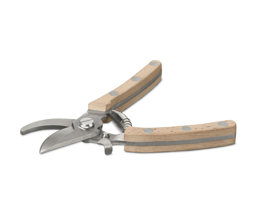 Záhradnícke nožnice so svetlou drevenou rukoväťou a striebornými kovovými čepeľami na bielom pozadí.